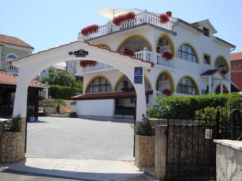 Property building, Facade/entrance, Day, Area and facilities
