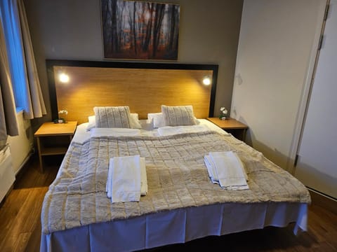 Bed, Photo of the whole room, towels