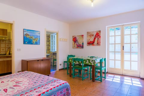 Bed, Dining area