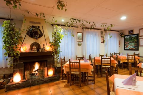 Restaurant/places to eat, Lounge or bar