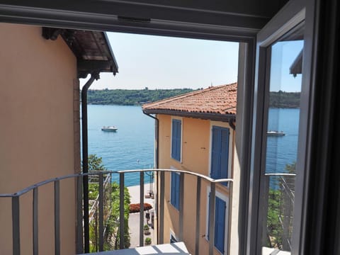 Balcony/Terrace, Lake view