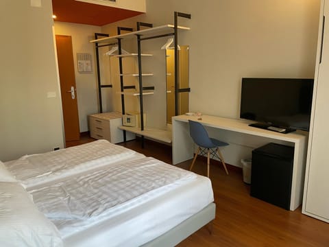 Bed, TV and multimedia, Bedroom, hair dresser, wardrobe