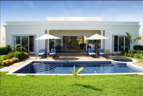 Property building, Patio, Garden view, Pool view, Swimming pool, sunbed