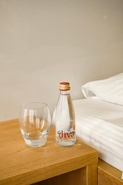 Bed, Food and drinks, Photo of the whole room, Bedroom, Drinks