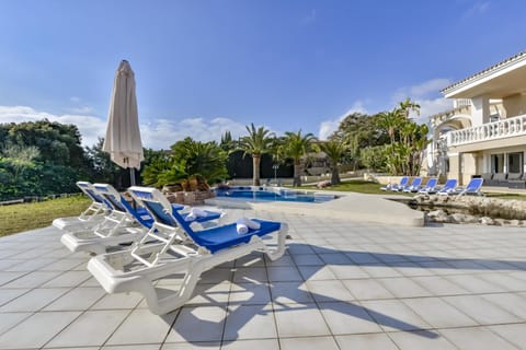 Swimming pool, sunbed