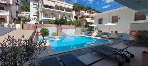 Swimming pool, sunbed