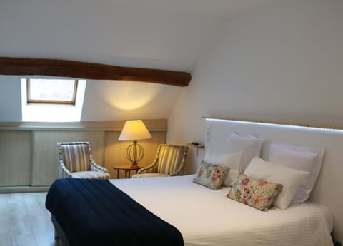 Staff, People, Decorative detail, Guests, children, young children, older children, group of guests, Family