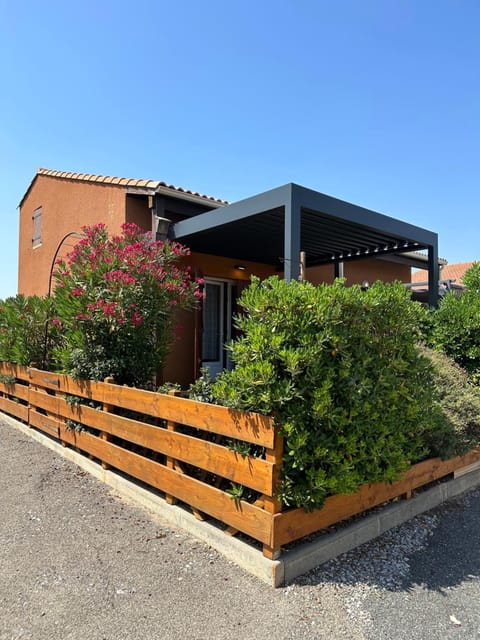 Property building, Day, Garden, Garden view