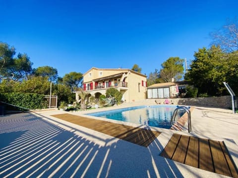 Property building, Day, Pool view, Swimming pool, sunbed