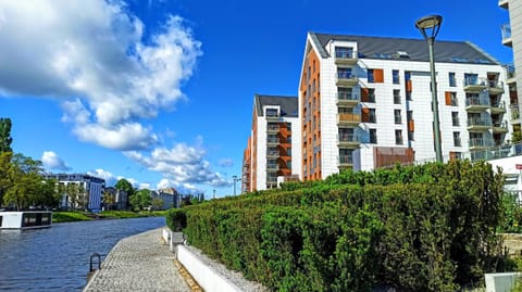 Property building, Nearby landmark, Facade/entrance, Neighbourhood, Fishing, Canoeing, River view