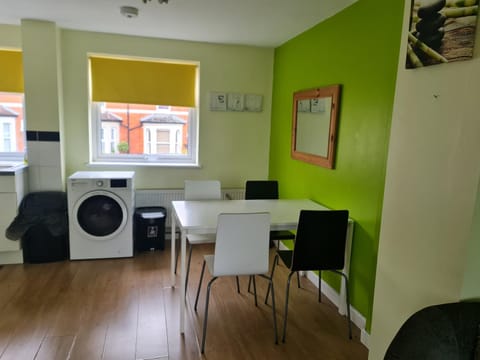 Swindon Old Town Duplex - EnterCloud9SA Apartment in Swindon