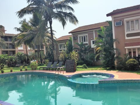 Facade/entrance, Swimming pool