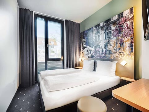 Bed, TV and multimedia, Photo of the whole room