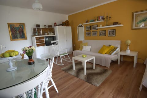 Living room, Photo of the whole room, Decorative detail