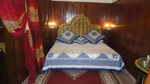 Bed, Property logo or sign, Photo of the whole room, Decorative detail, Bedroom