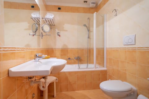 Hotel Capri Bardolino 3S Hotel in Bardolino