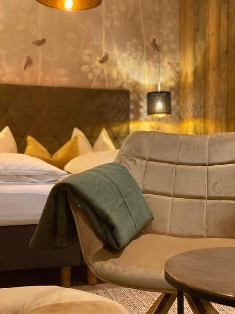 Bed, Photo of the whole room, Seating area