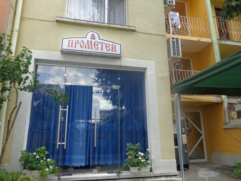 Facade/entrance