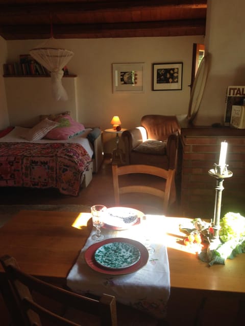 Photo of the whole room, Decorative detail