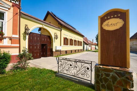 Facade/entrance