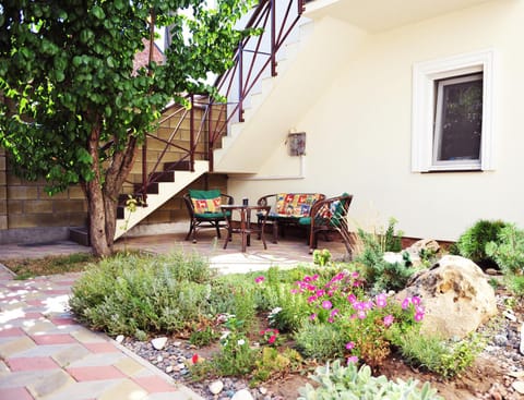 Property building, Facade/entrance, Garden, Balcony/Terrace, Decorative detail