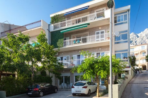 Property building, Patio, Garden view, Mountain view