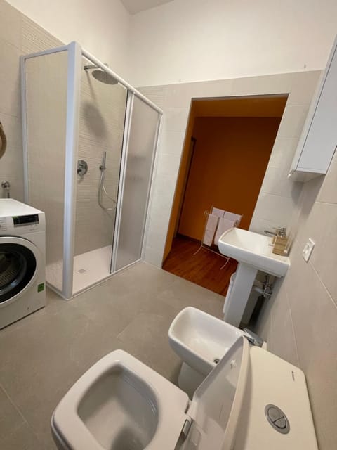 Shower, Toilet, Bathroom, towels