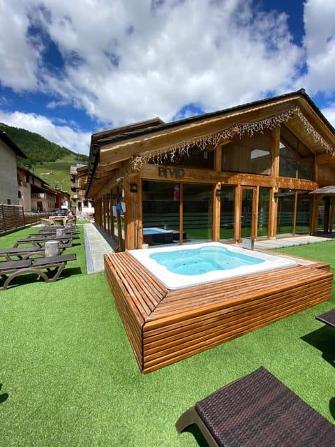 Property building, Natural landscape, Garden, Hot Tub, Mountain view, Pool view, Swimming pool, sunbed