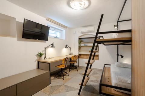 Bed, TV and multimedia, Photo of the whole room, Decorative detail, Bedroom, bunk bed, heating, internet