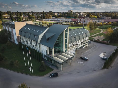 Property building, Facade/entrance, Bird's eye view, Location