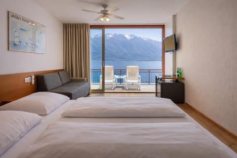 TV and multimedia, Bedroom, Lake view