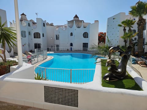 Swimming pool, sunbed