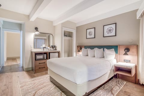 Beachfront Manor Hotel Hotel in Devils Lake