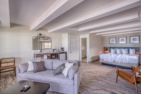 Beachfront Manor Hotel Hotel in Devils Lake