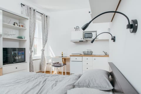 Bed, TV and multimedia, Kitchen or kitchenette, Dining area, Bedroom, Drinks