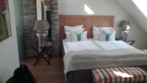 Photo of the whole room, Decorative detail