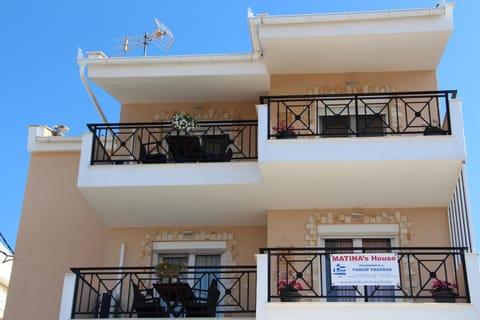 Property building, Facade/entrance, Property logo or sign, Balcony/Terrace, Street view