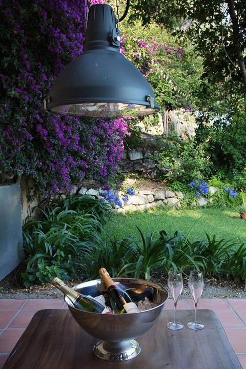 Garden, Decorative detail, Seating area, Alcoholic drinks