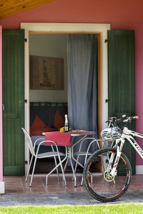 Patio, Facade/entrance, Day, Food