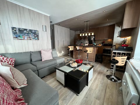 Communal lounge/ TV room, TV and multimedia, Kitchen or kitchenette, Living room, Evening entertainment
