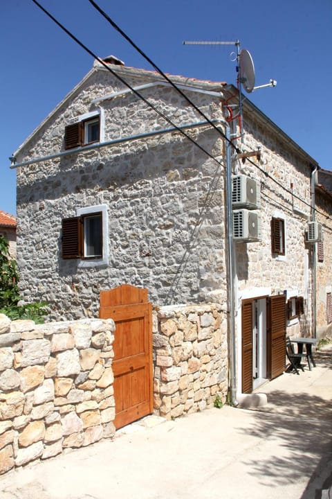 Property building, Facade/entrance, Off site, Day, Neighbourhood, Street view
