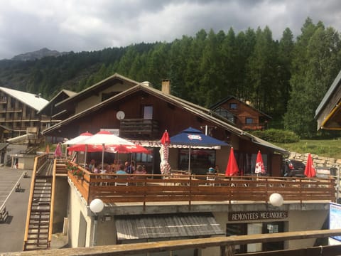 Restaurant/places to eat, Facade/entrance, Mountain view, Drinks