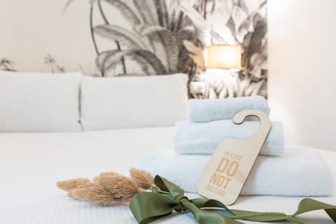 Bed, Bedroom, towels