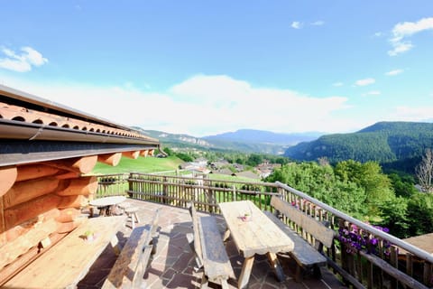 Restaurant/places to eat, Balcony/Terrace, Lounge or bar