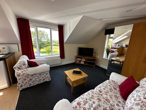 TV and multimedia, Living room, Seating area, Garden view, wardrobe