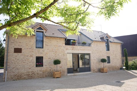 Property building, Patio, Facade/entrance, Garden, Balcony/Terrace, Lobby or reception