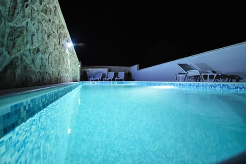 Swimming pool, Swimming pool