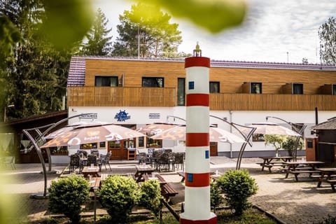 Restaurant/places to eat, Facade/entrance, Spring, Off site, Neighbourhood, Natural landscape