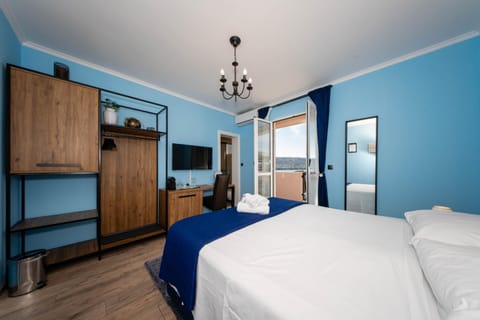 Bed, TV and multimedia, Photo of the whole room, wardrobe