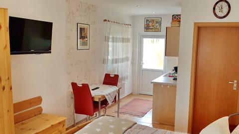 TV and multimedia, Seating area, Dining area